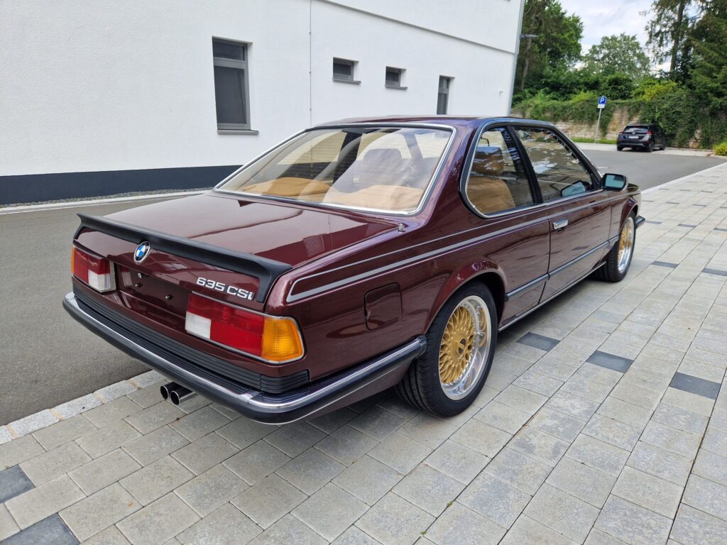 Bordeauxroter BMW 635CSi (E24), Heckansicht mit Typenschriftzug