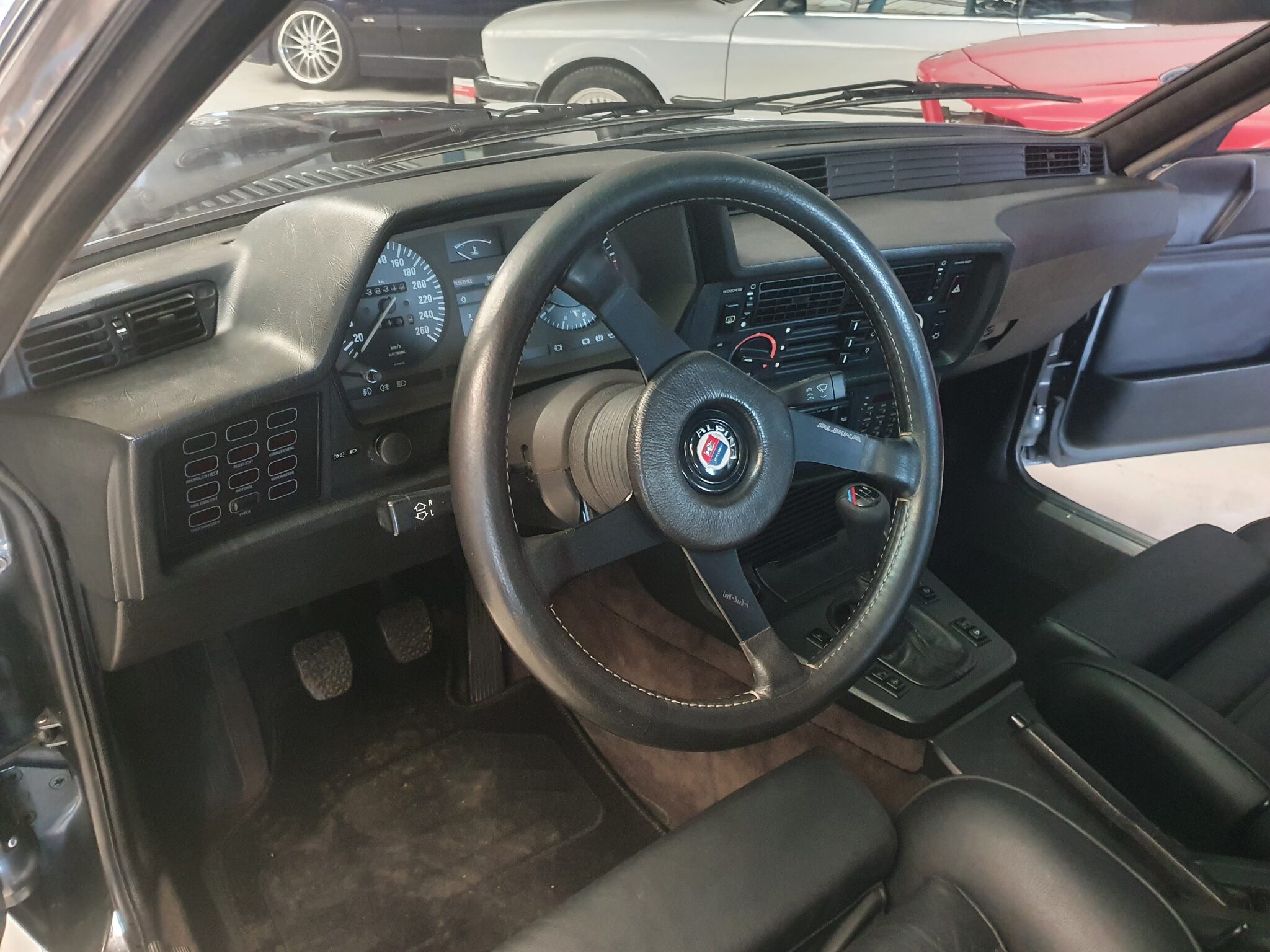Alpina-Lenkrad im Cockpit eines BMW E24