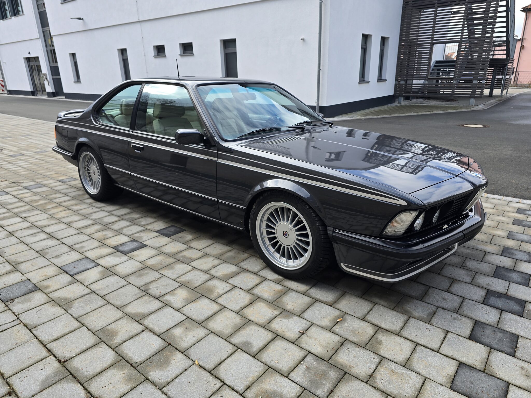 Der anthrazitfarbene BMW E24 nach Abschluss der Arbeiten