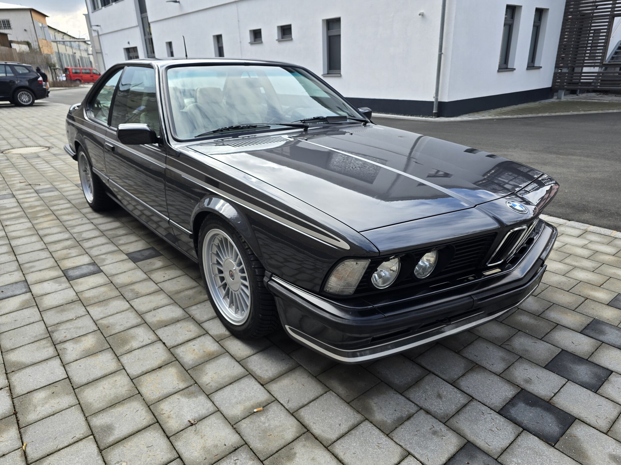 Anthrazitfarbener BMW E24 nach Abschluss der Arbeiten
