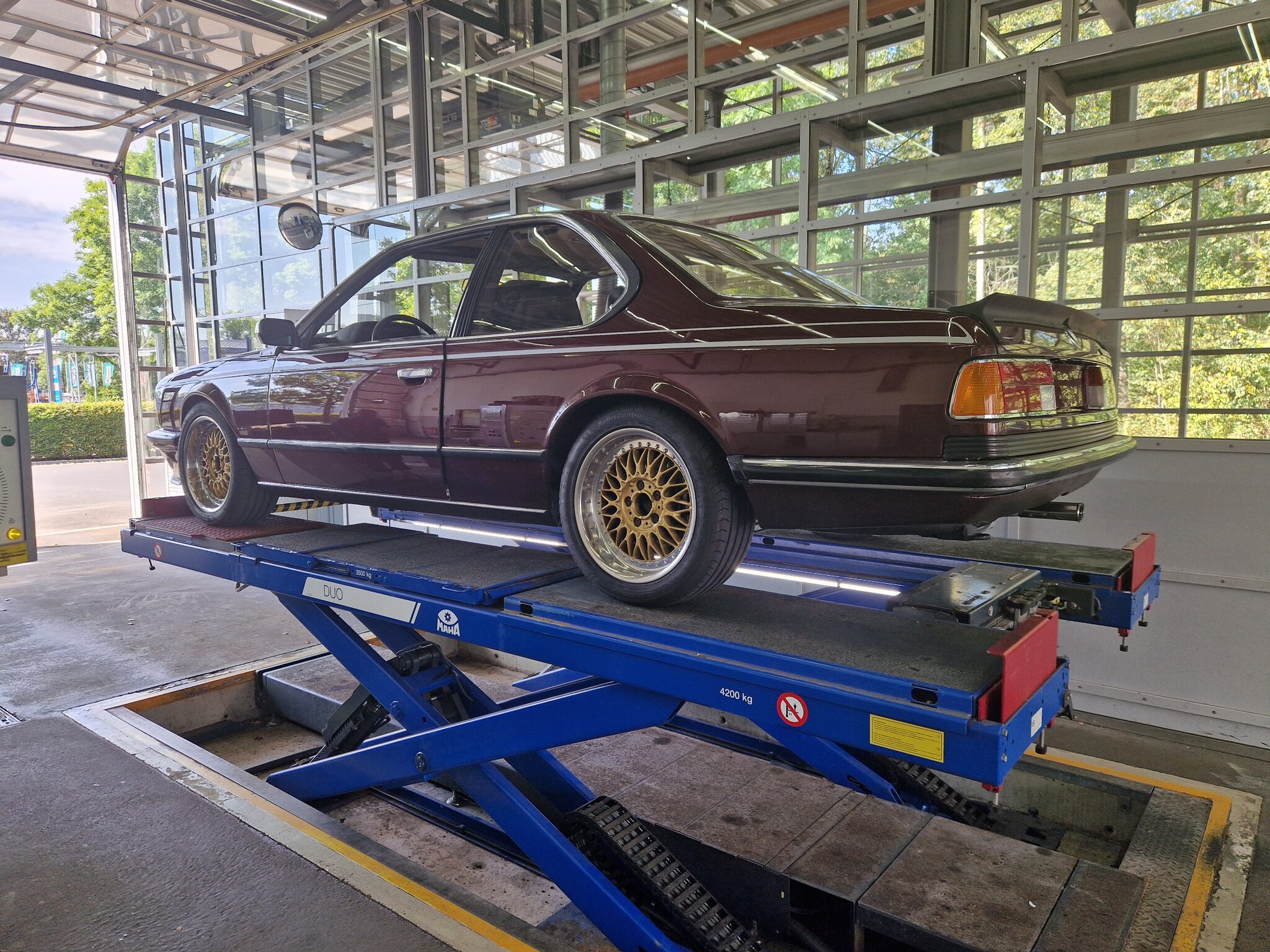 Bordeauxroter BMW E24 auf der Scherenhebebühne