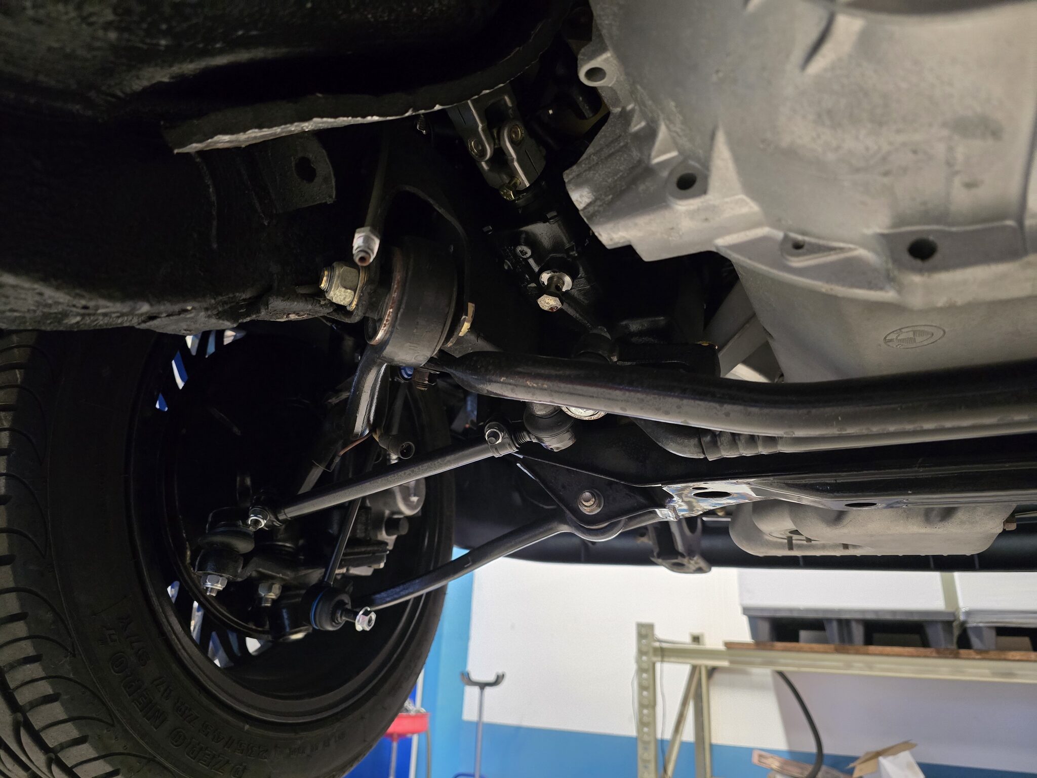 Hinterachse des BMW E24 auf der Hebebühne