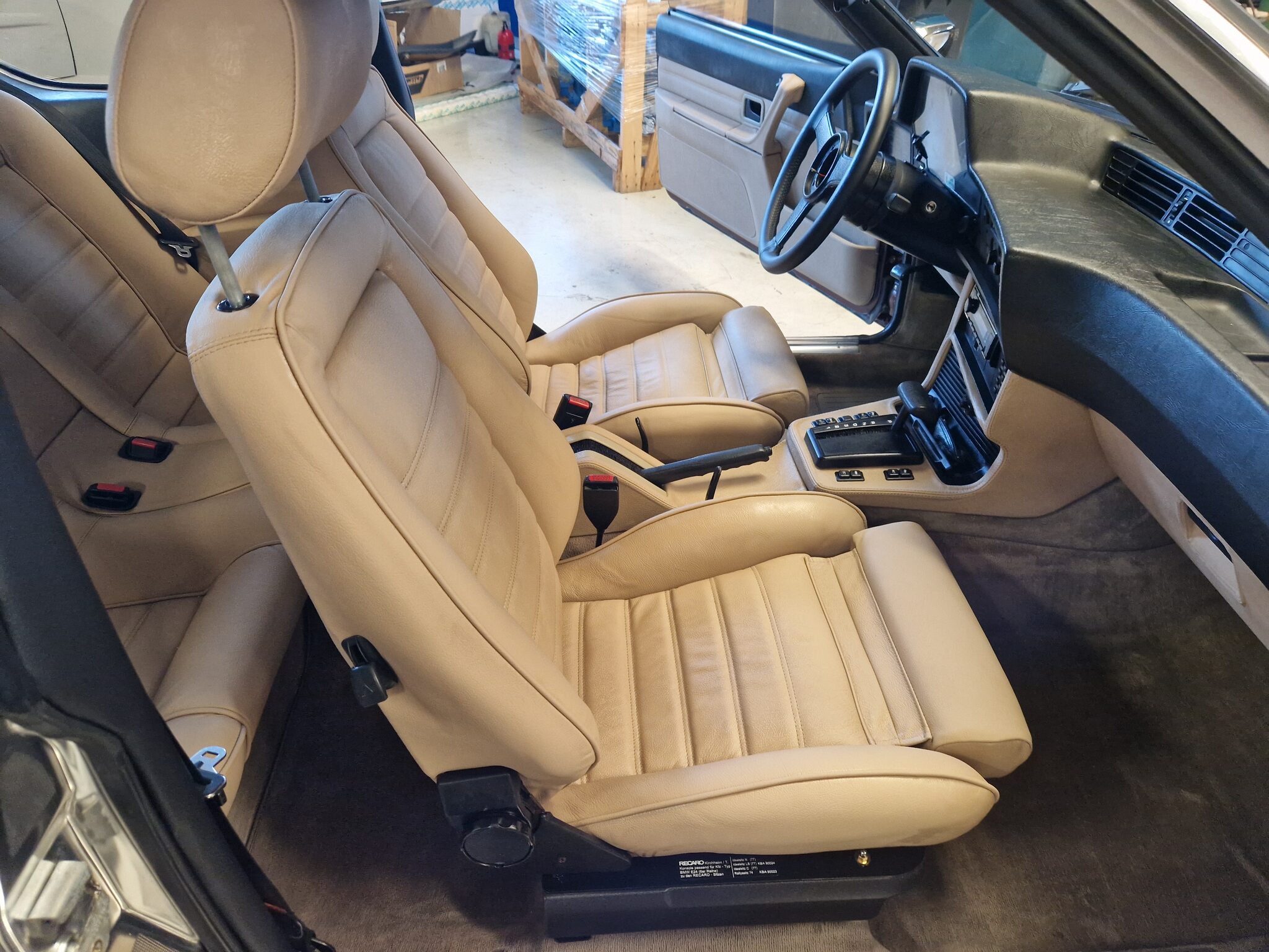 Beige Lederausstattung eines BMW E24
