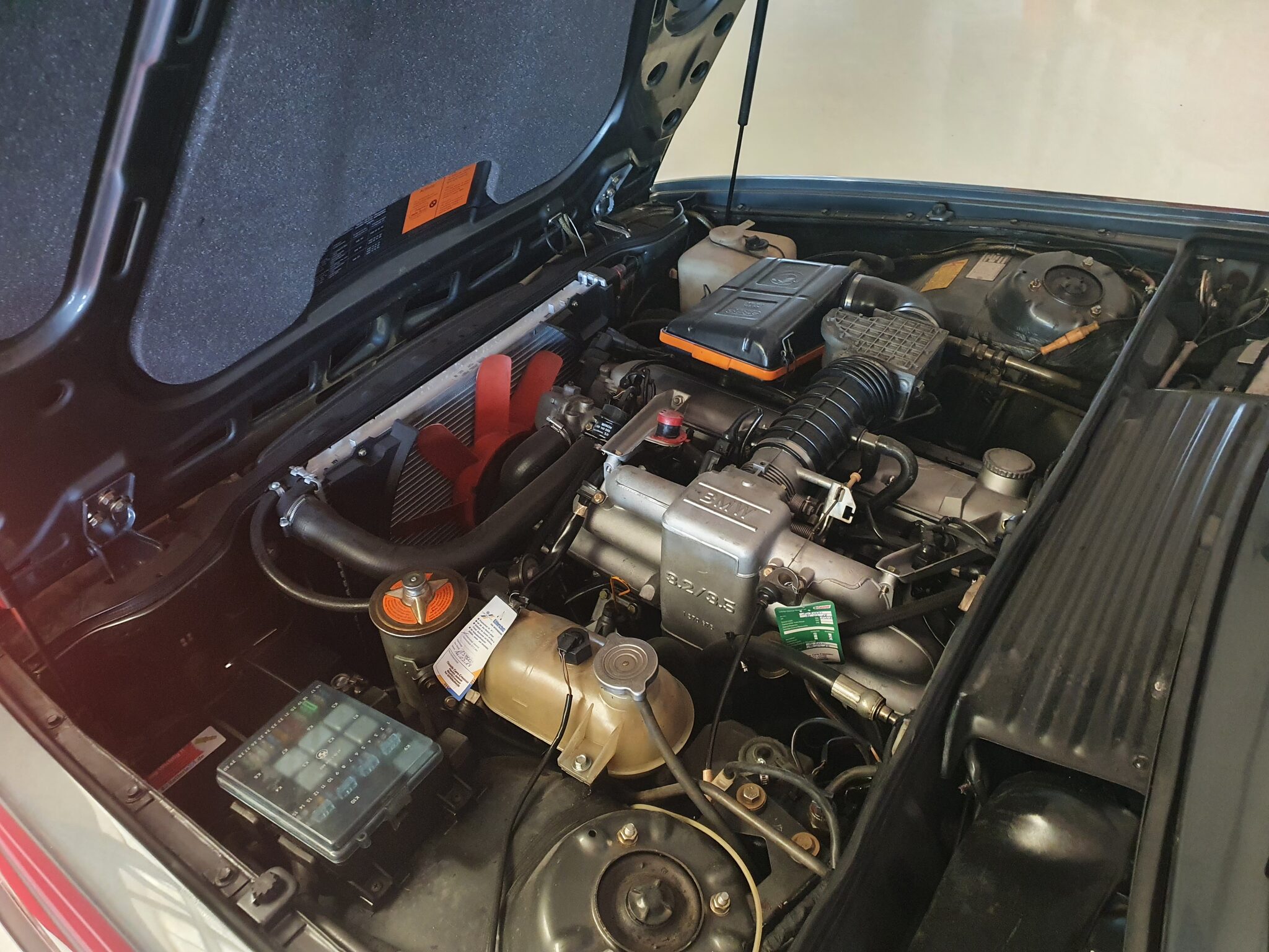 Motorraum eines BMW E24