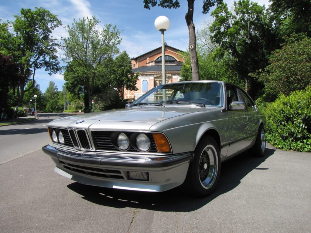 Silberner BMW E24, Frontansicht in einem Park