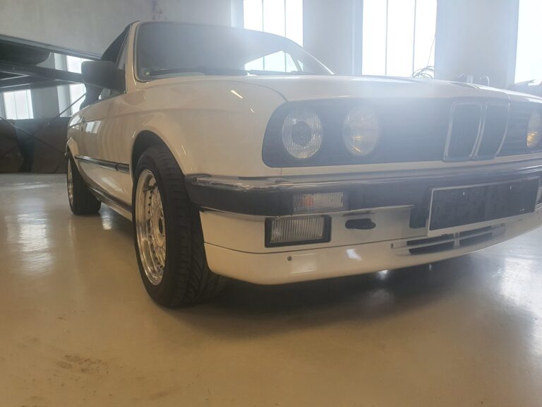 Silberner BMW E30 in der Werkstatt