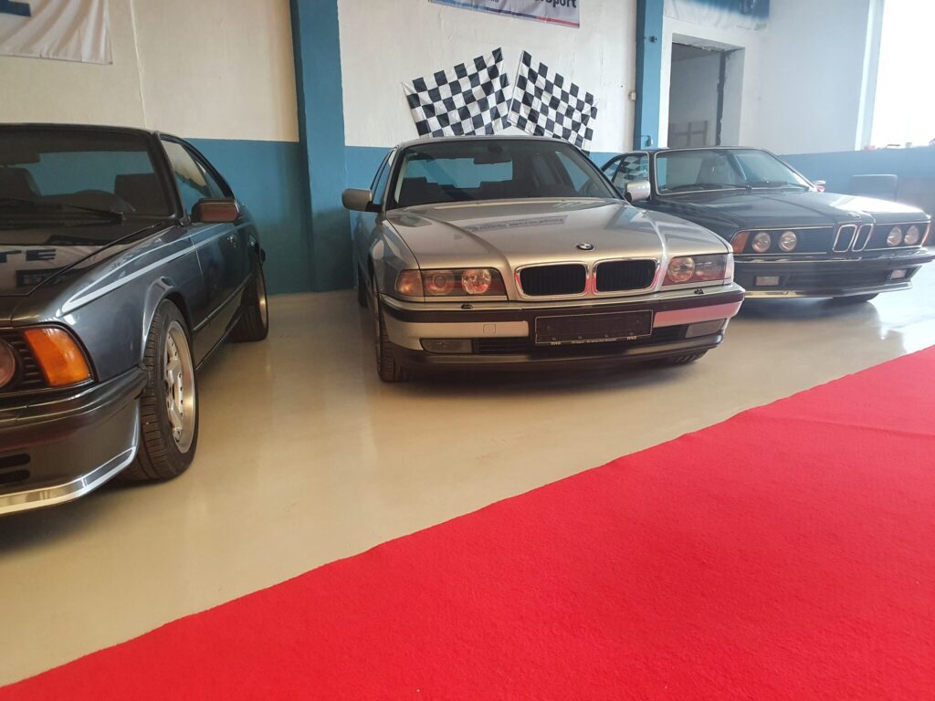 Klassische BMW in der Ausstellungshalle von Classic Cars Creußen