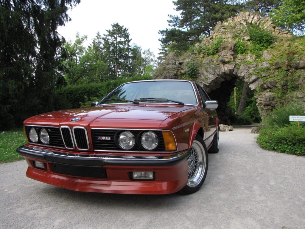 Roter BMW M635CSi (E24) vor der Grotte im Park der Eremitage Bayreuth