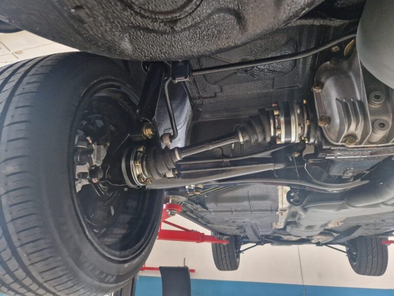Hinterachse und Antriebswellen eines klassischen BMW auf der Hebebühne