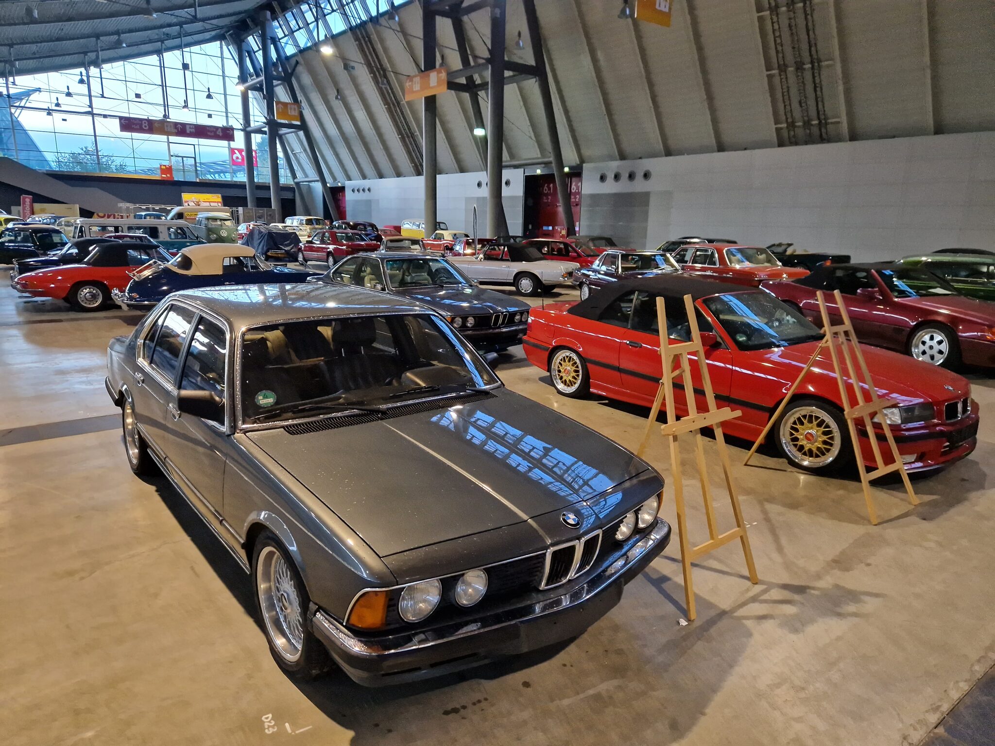 Klassische BMW in einer Messehalle