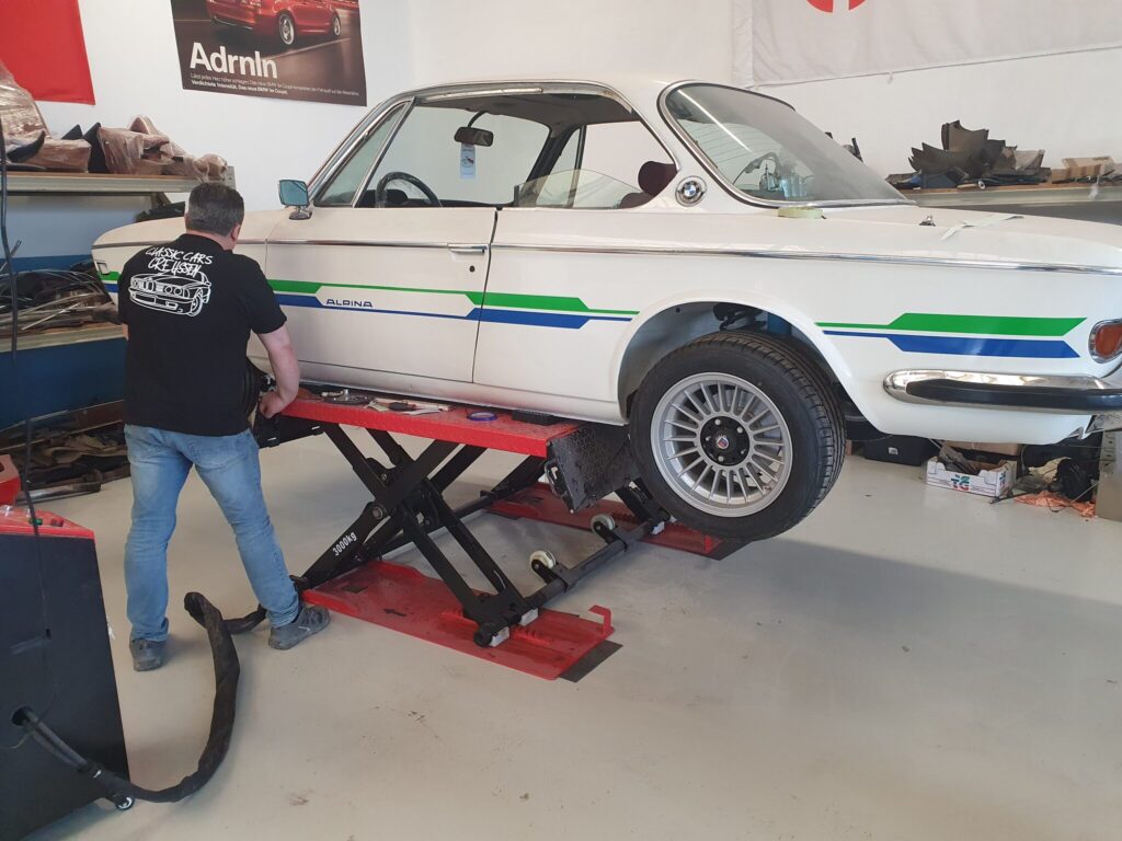 Arbeit an einem klassischen BMW auf der Hebebühne