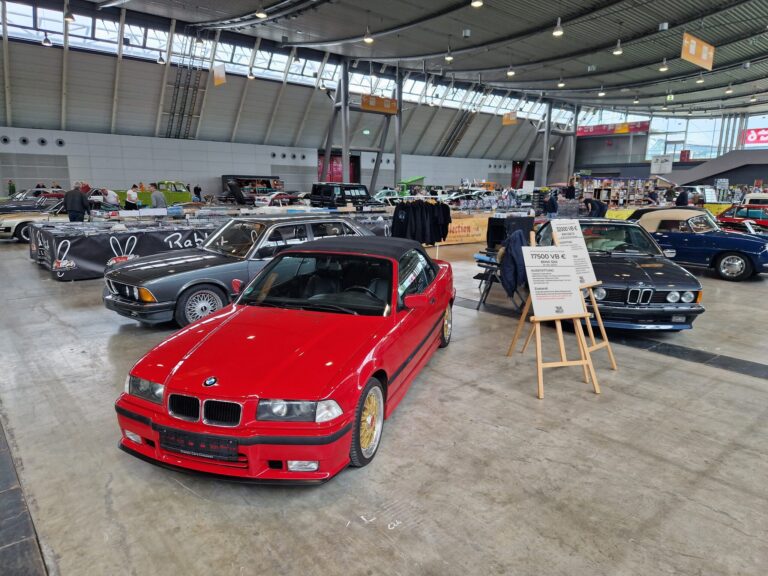 Messestand von Classic Cars Creußen: rotes BMW E36 Cabrio und BMW 628CSi mit Datenblättern