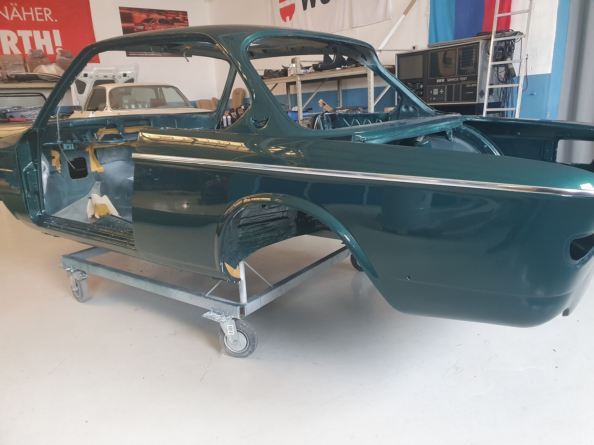 Neu lackierte Rohkarosserie auf dem Montagewagen